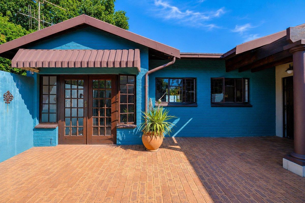 Spacious, Happy Family Home, set on a large stand. - Photo 5