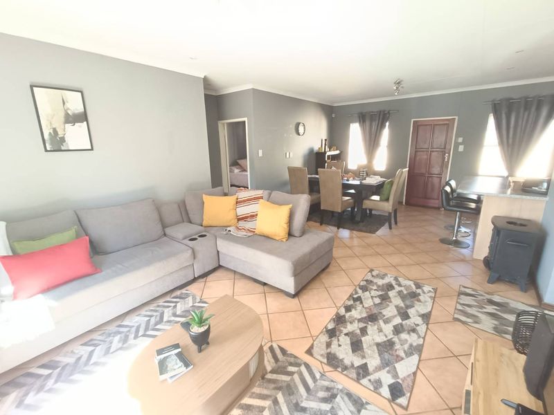 BEAUTIFUL TOWNHOUSE FOR SALE IN SECURE COMPLEX!!!! - Photo 9