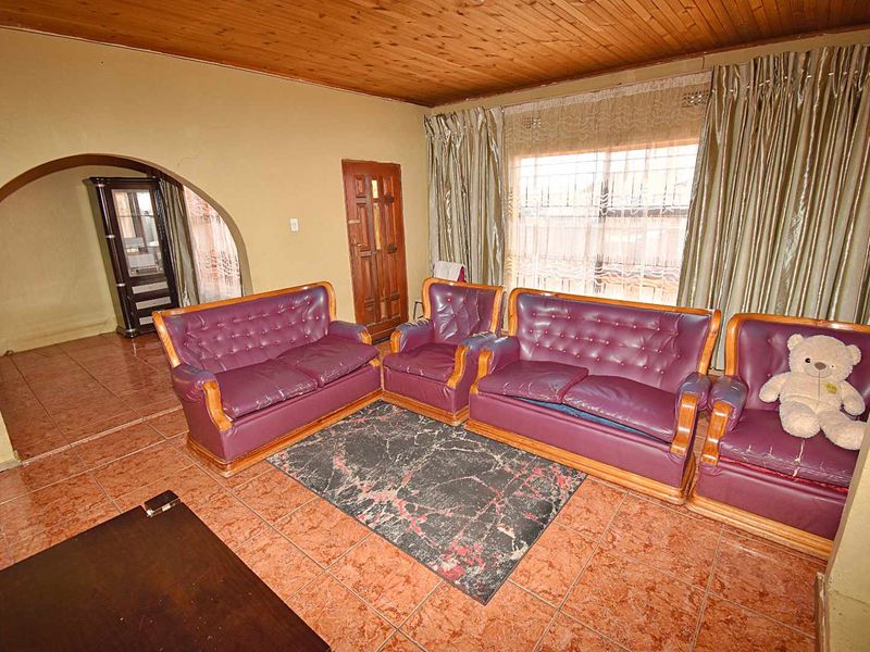 Low maintenance home - Photo 3