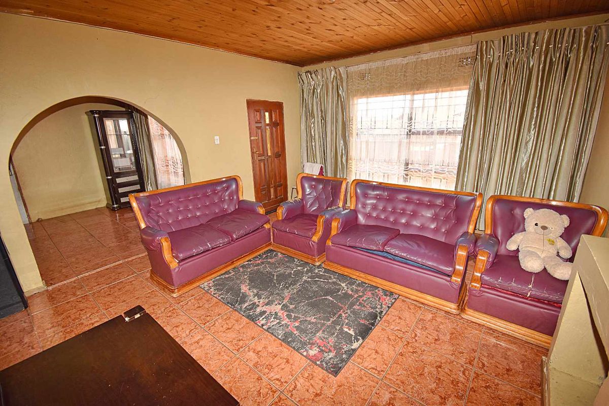 Low maintenance home - Photo 3