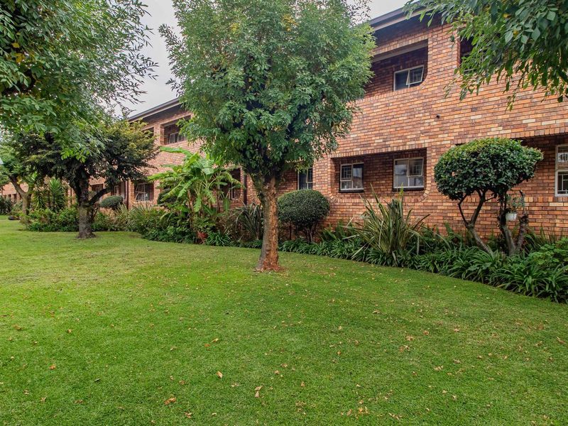 Charming First-Floor Unit: Comfort Meets Convenience! - Photo 2