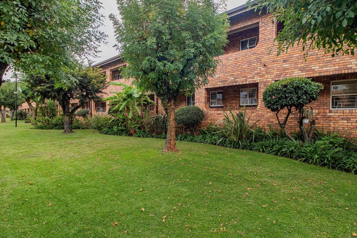 Charming First-Floor Unit: Comfort Meets Convenience! - Photo 2