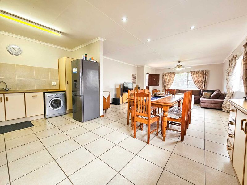 Neat family home with bachelor flat for sale in Stilbaai Wes. - Photo 9