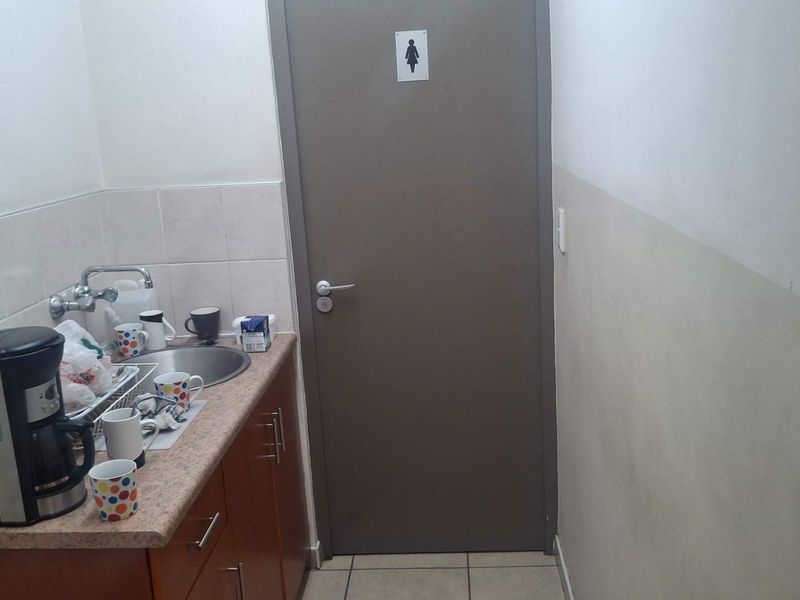 Southern Industrial A-Grade office to let - Photo 6