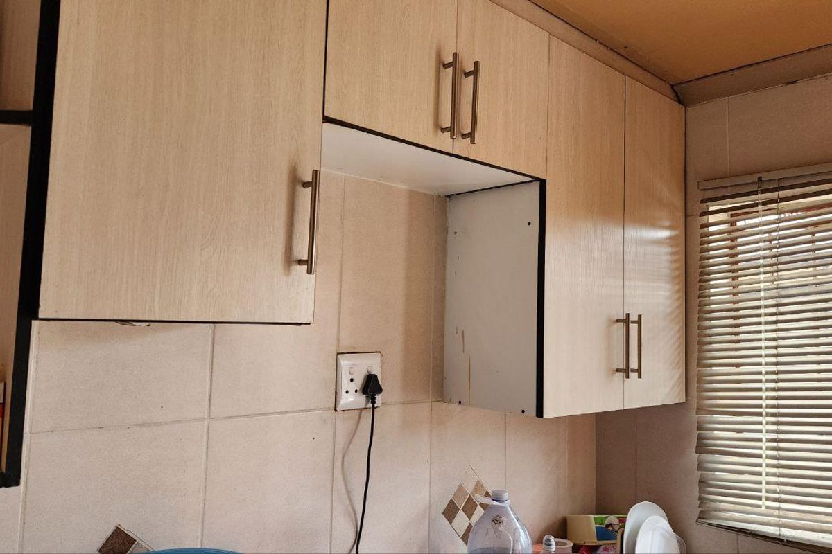 Affordable 3 bedroom with Room to Transform - Photo 4