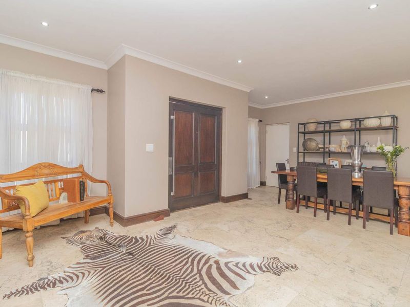 Elegance Meets Comfort: Spacious Family Home & Office! - Photo 7