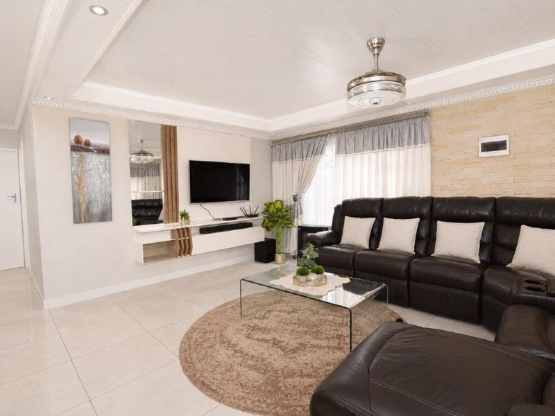 3 Bedroom, 2 Bathroom Home in Dawn Park - Photo 3