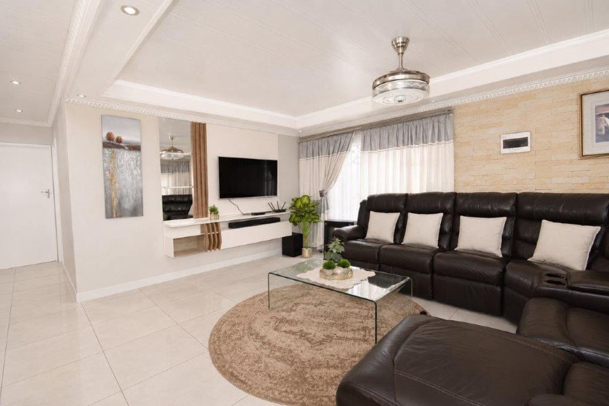 3 Bedroom, 2 Bathroom Home in Dawn Park - Photo 3