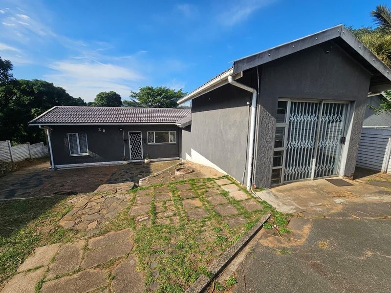 Four-Bedroom Family Home with Secure Parking in Austerville - Photo 2