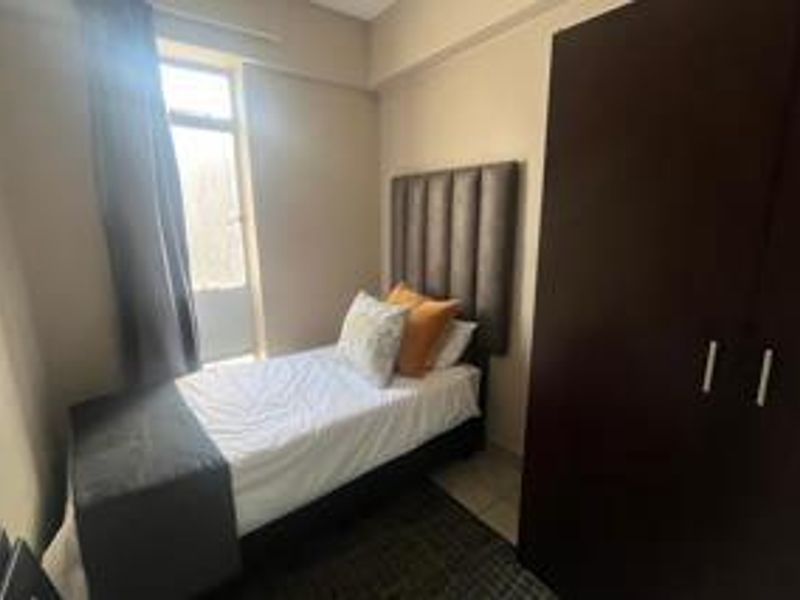 2 Bedroom 1 Bathroom Apartment - Photo 6