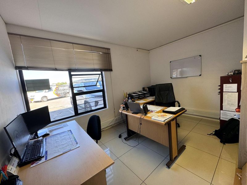 A well-maintained industrial property offering practical workspace and a professional setting - Photo 2