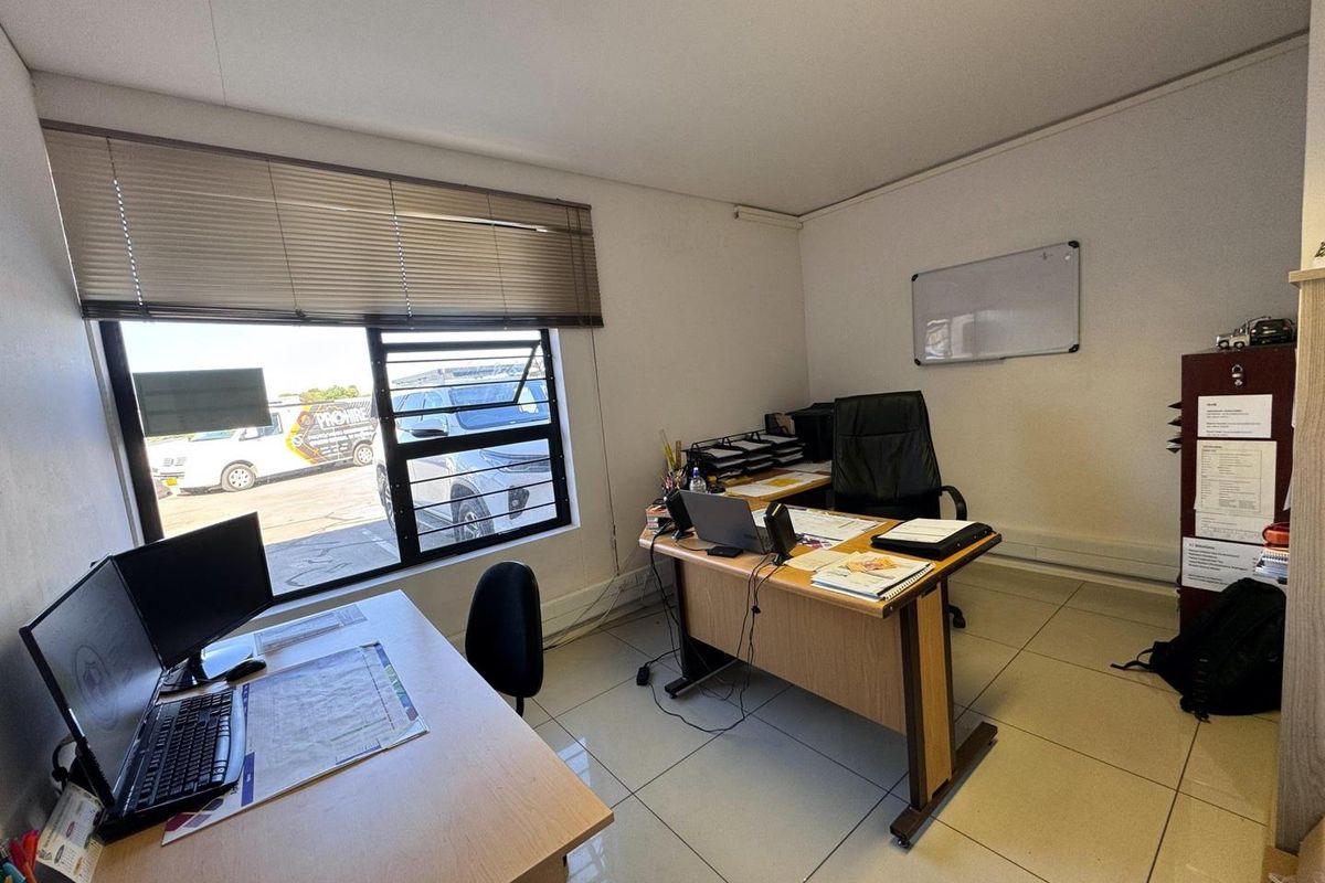 A well-maintained industrial property offering practical workspace and a professional setting - Photo 2