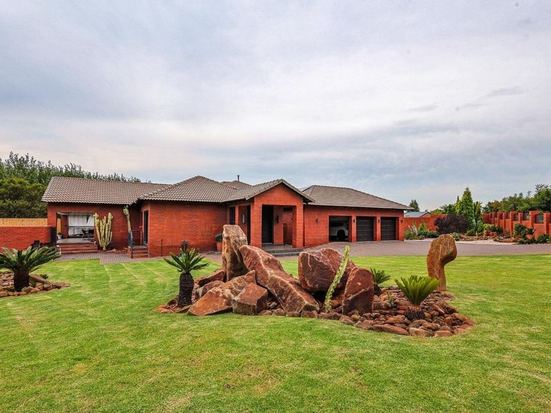 An Iconic Riverfront Estate Residence in Blue Water Creek, Zwavelpoort - Photo 2