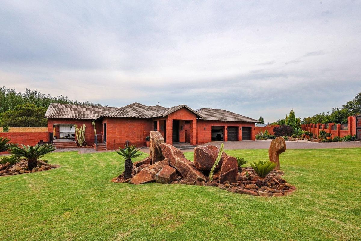 An Iconic Riverfront Estate Residence in Blue Water Creek, Zwavelpoort - Photo 2