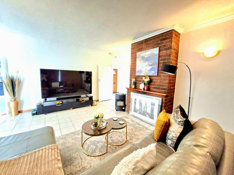 Stunning 4 Bedroom family home in Weltevredenpark - Photo 5