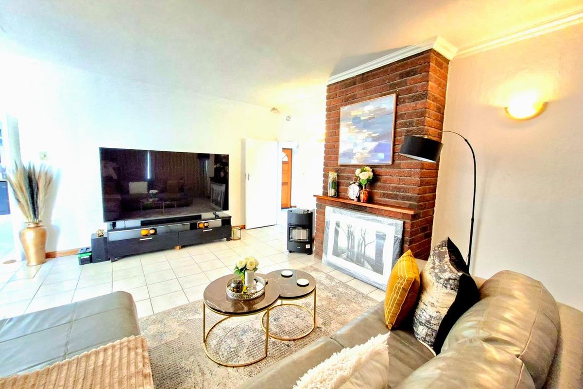 Stunning 4 Bedroom family home in Weltevredenpark - Photo 5