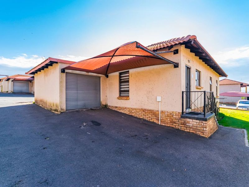 Elegant 3-bedroom home in secure complex with a beautiful garden in Grobler Park - Photo 3