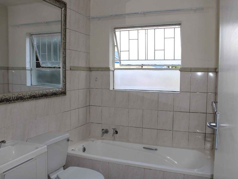 Garden Apartment Close to Mall of Africa - Photo 3
