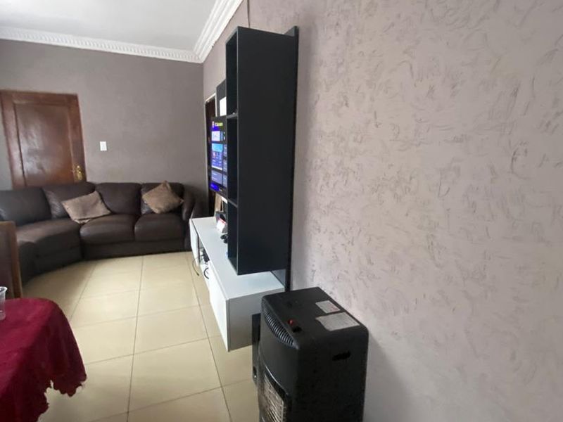 Three bedroom home for sale - Photo 7