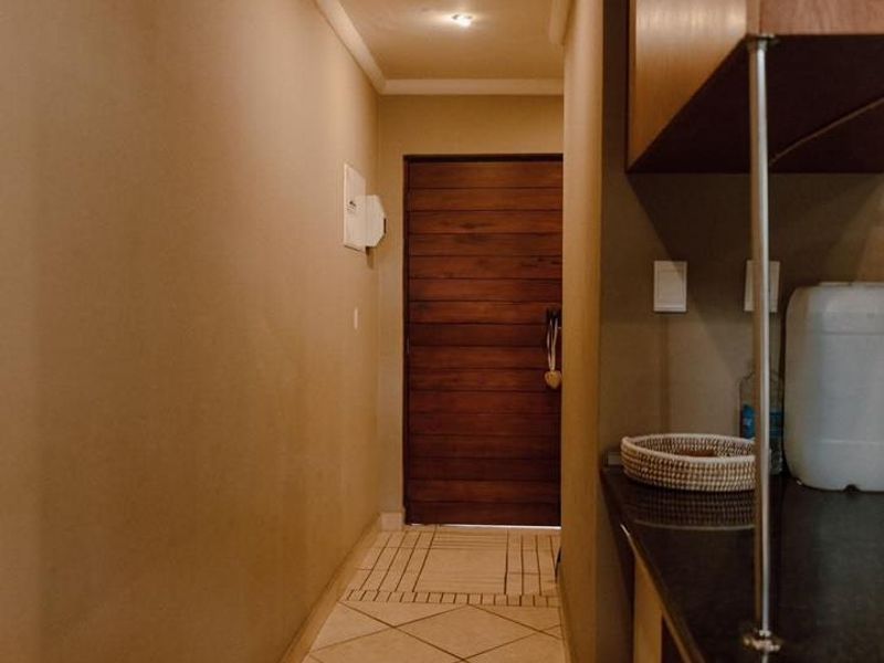 Spacious & Sunny 3-Bedroom Apartment in Prime Waterval East! - Photo 2