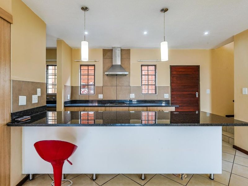 Energy-Efficient 4 Bedroom Corner Unit in Mooikloof Ridge Estate - Photo 7