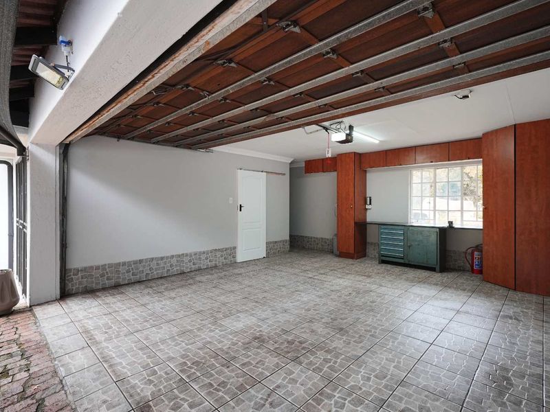 A beautiful family home in lovely Clubview over looking the gorgeous golf course. - Photo 5