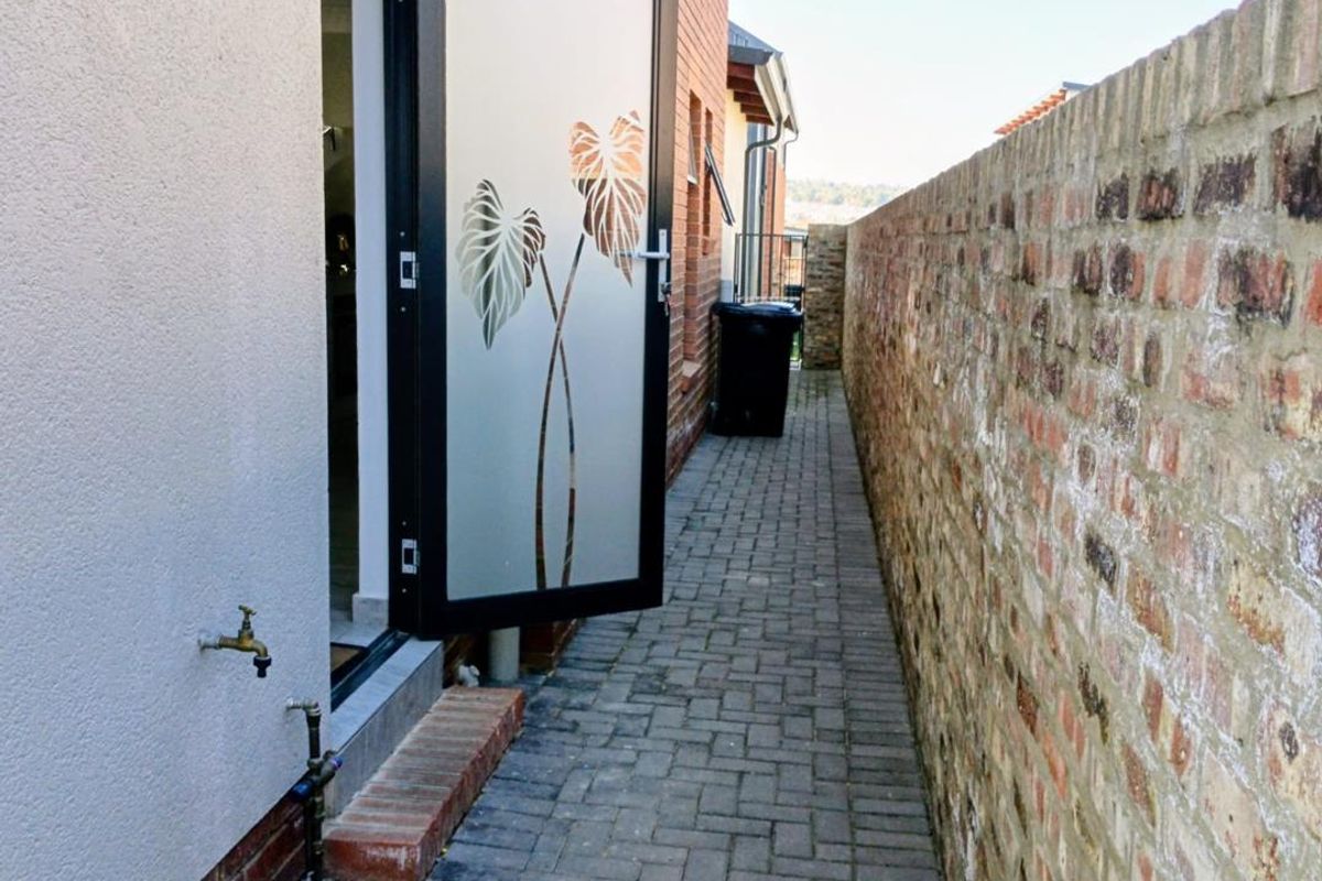 Modern 3 Bedroom 2.5 Bath EDGE-Certified Home To Rent - Photo 4
