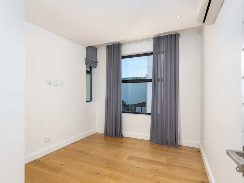 Luxurious Unfurnished Two-Bedroom Polo Village Apartment on Val de Vie Estate - Photo 8