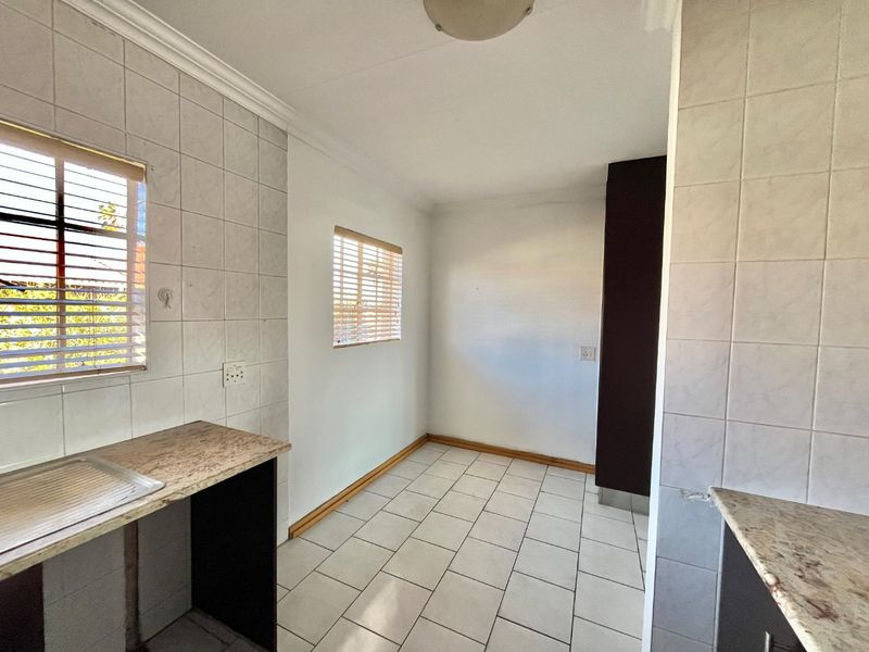 "Modern Two-Bedroom Flat Awaits: Secure, Stylish, and Move-In Ready - Photo 3