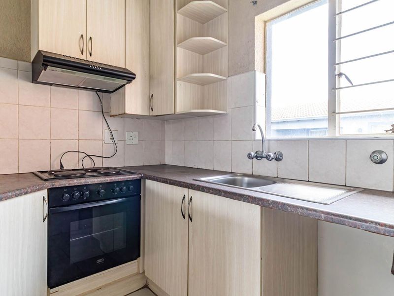 Perfect First time Buyer Home in a secure Complex - Photo 3