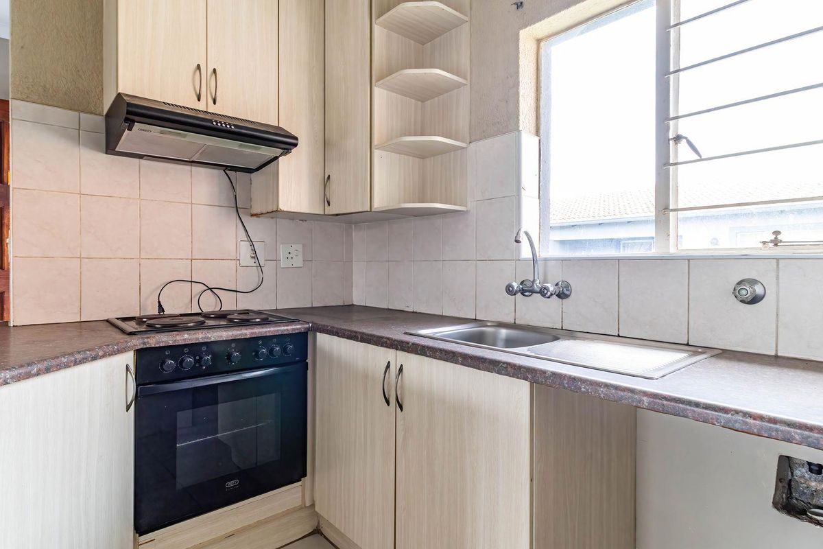 Perfect First time Buyer Home in a secure Complex - Photo 3