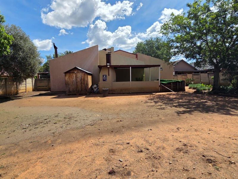 "Expand Your Vision: 3-Bed Home with Separate Flat!" - Photo 10