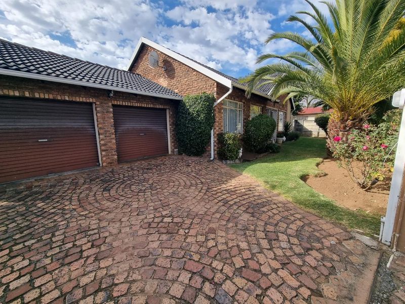 Ideal Family Home: Spacious & Move-In Ready! - Photo 1
