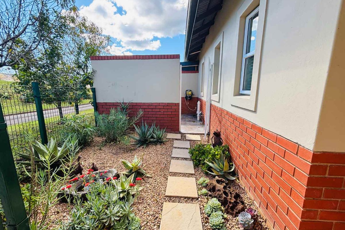 Modern semi-detached Townhouse in St Johns Village, Howick - Photo 4