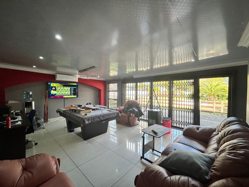 Beautiful Modern Home - Photo 9