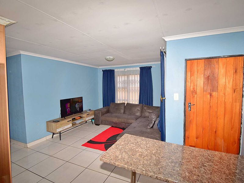 3 Bedroom, 2 Bathroom Home - Photo 5