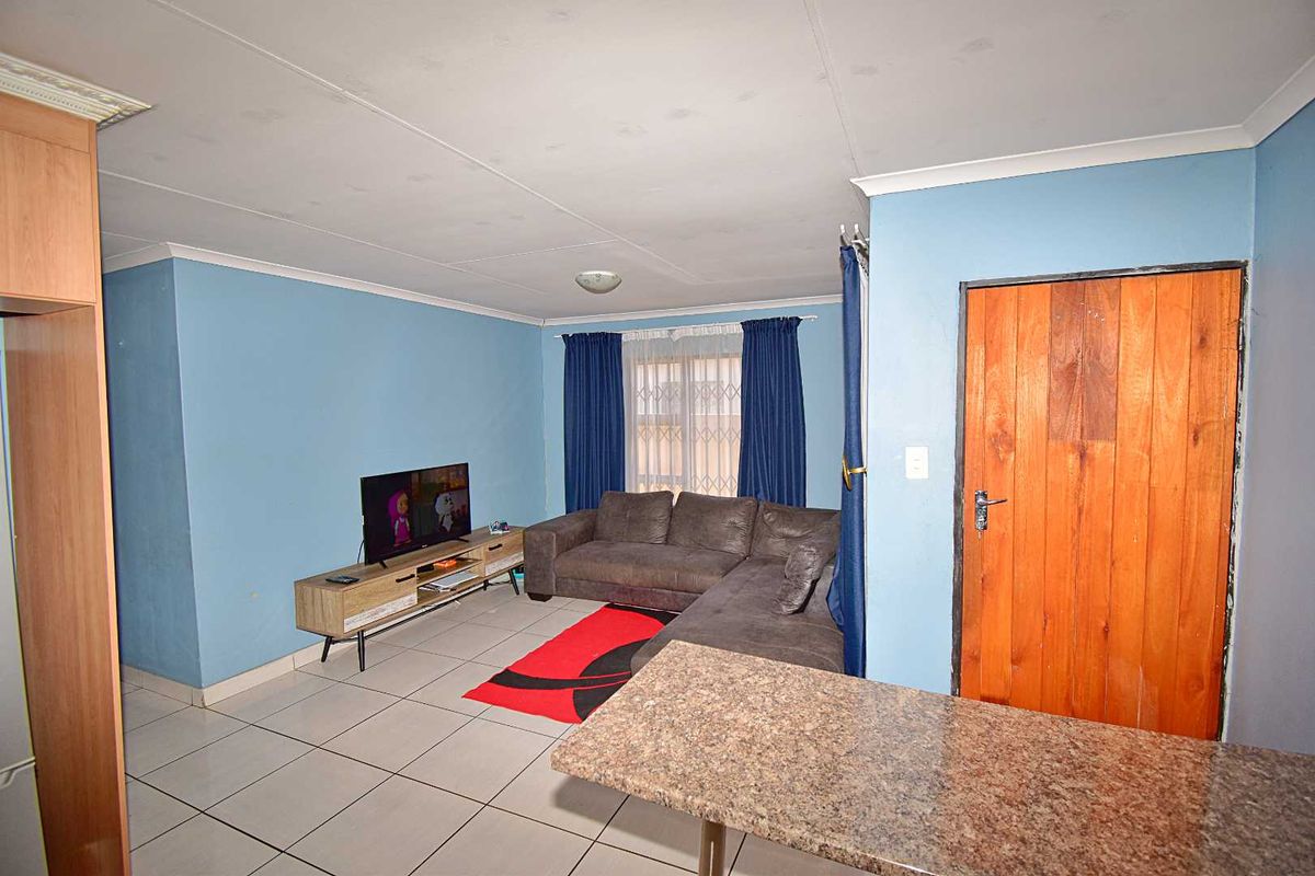 3 Bedroom, 2 Bathroom Home - Photo 5