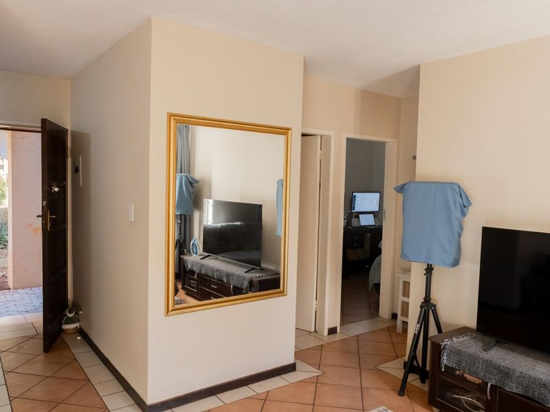 FOR SALE: 2-Bedroom Ground Floor Unit in Mooikloof Ridge - Photo 8