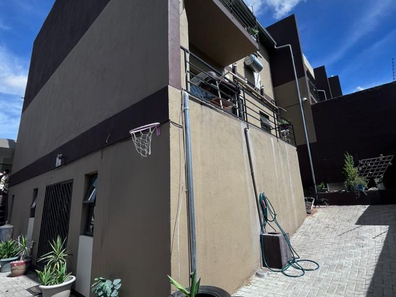 Spacious Corner Townhouse - Photo 7