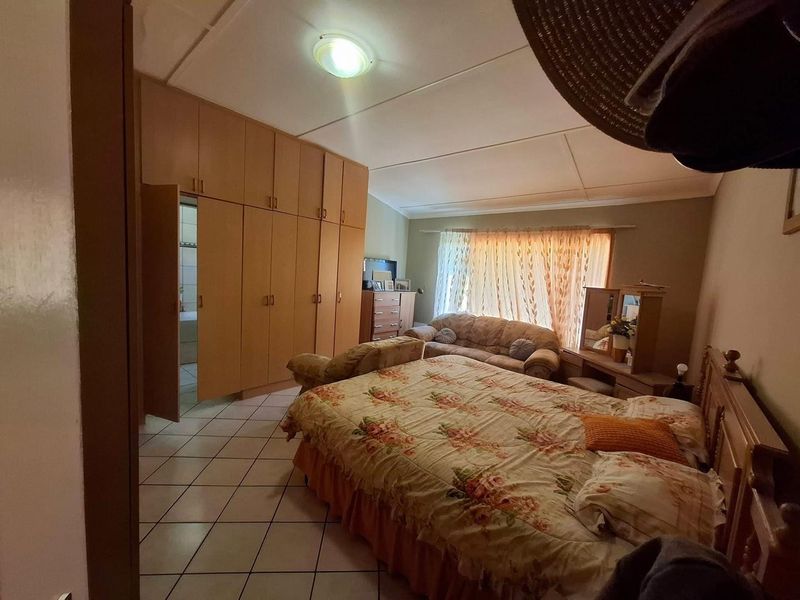 🏡 FOR SALE | Pioneerspark 5 -Bedroom House with 1 bedroom Flat – N$ 3,800,000 (Excl Costs) - Photo 7