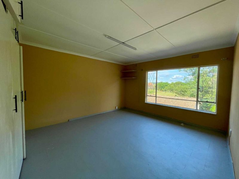 Top-Floor 3-Bedroom Apartment with Stunning Views - Photo 9
