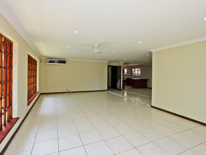 Pristine and Spacious Home - centrally located! - Photo 2