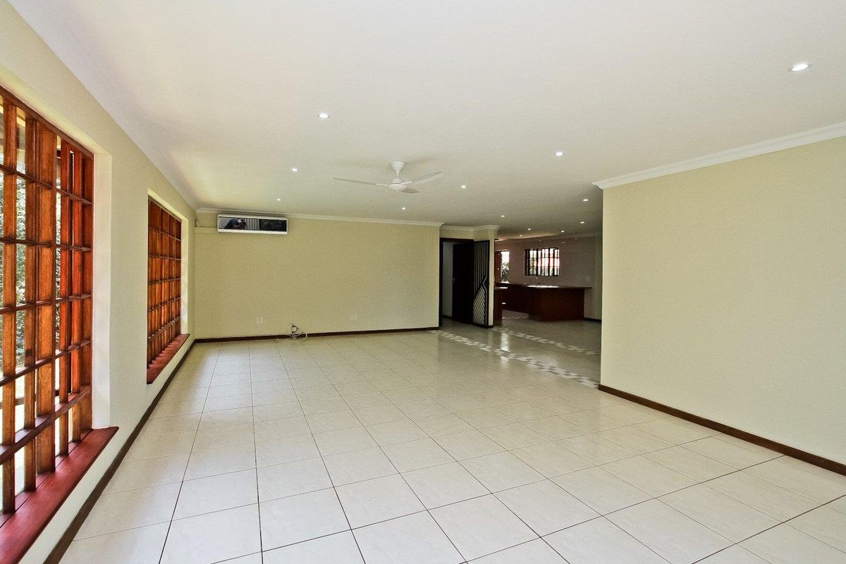 Pristine and Spacious Home - centrally located! - Photo 2