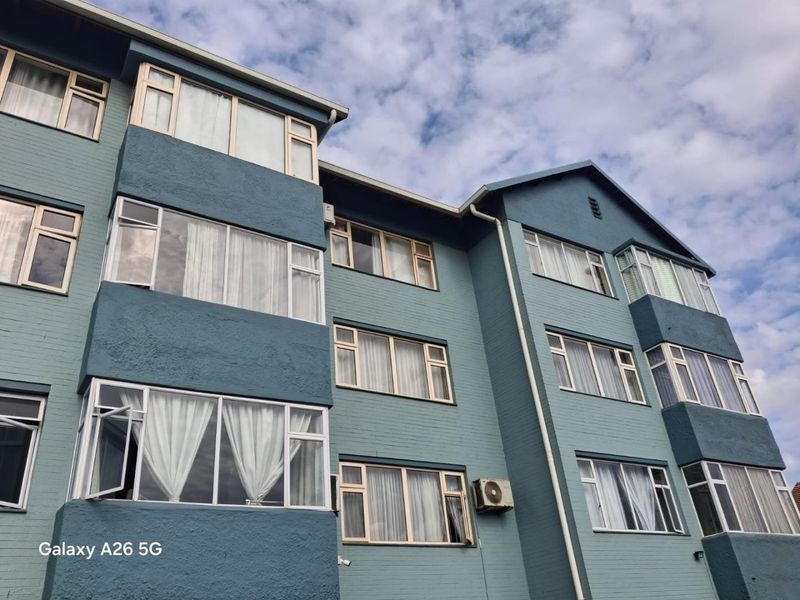 Compact Bachelor Flat with Parking in Secure Bluff Location - Photo 2