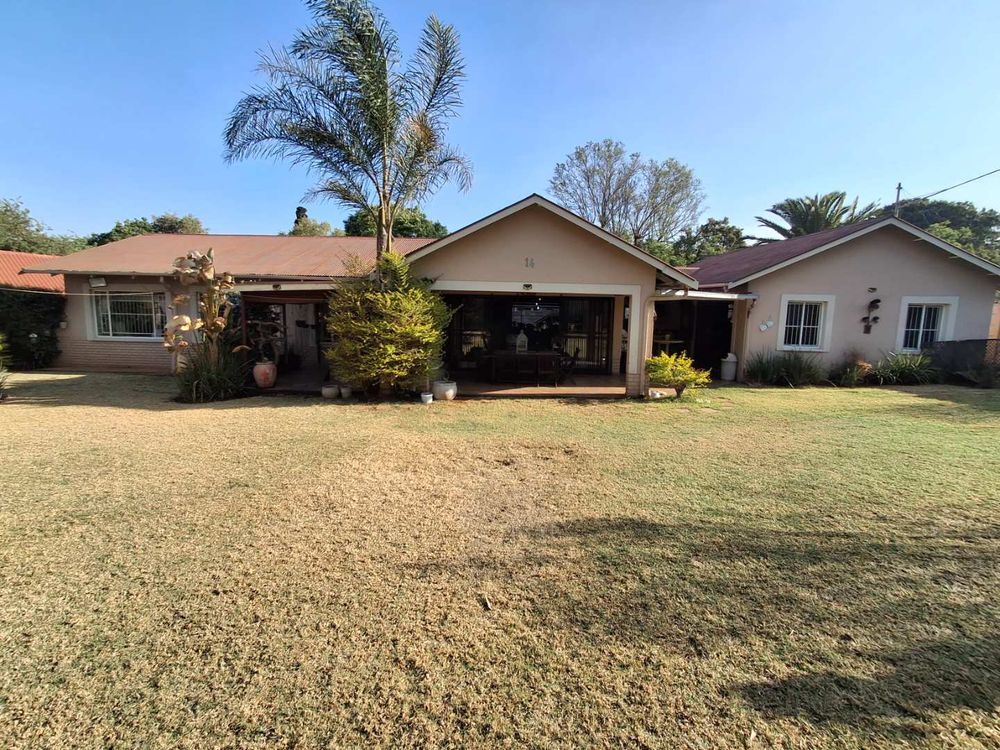 Garden View to Patio/Lounge Entrance