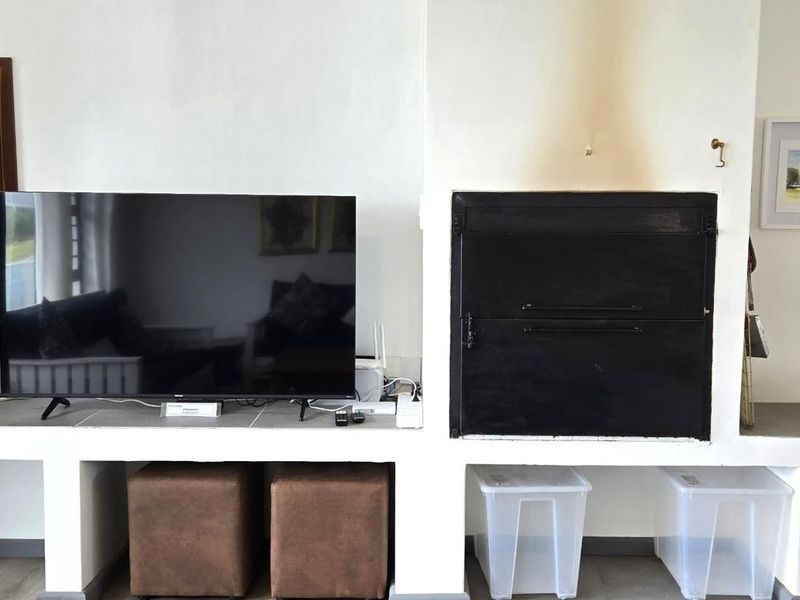 Luxury Franskraal home 100 metres from shoreline, offering turnkey living, secure garages, solar power, and sea views. - Photo 9