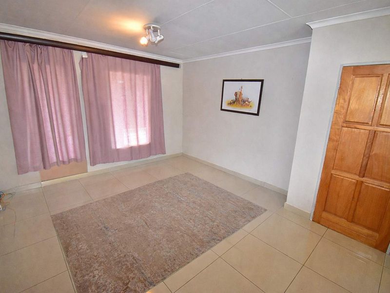 Modern First Floor Apartment - Photo 3