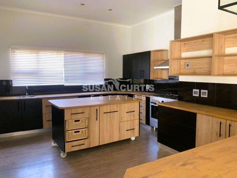 Modern Renovated Family Home in Central Oranjemund - Photo 3