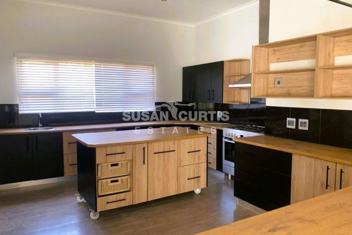 Modern Renovated Family Home in Central Oranjemund - Photo 3