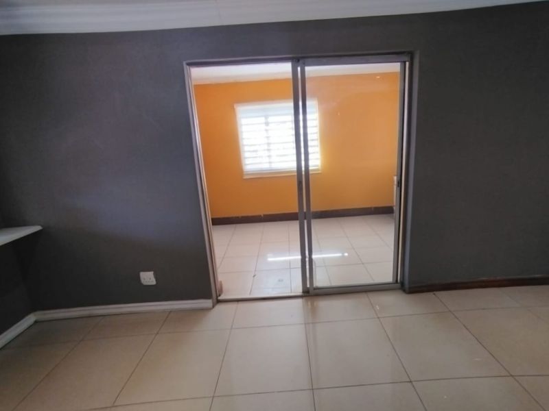 Three bedrooms house for sale in Elandspoort - Photo 10